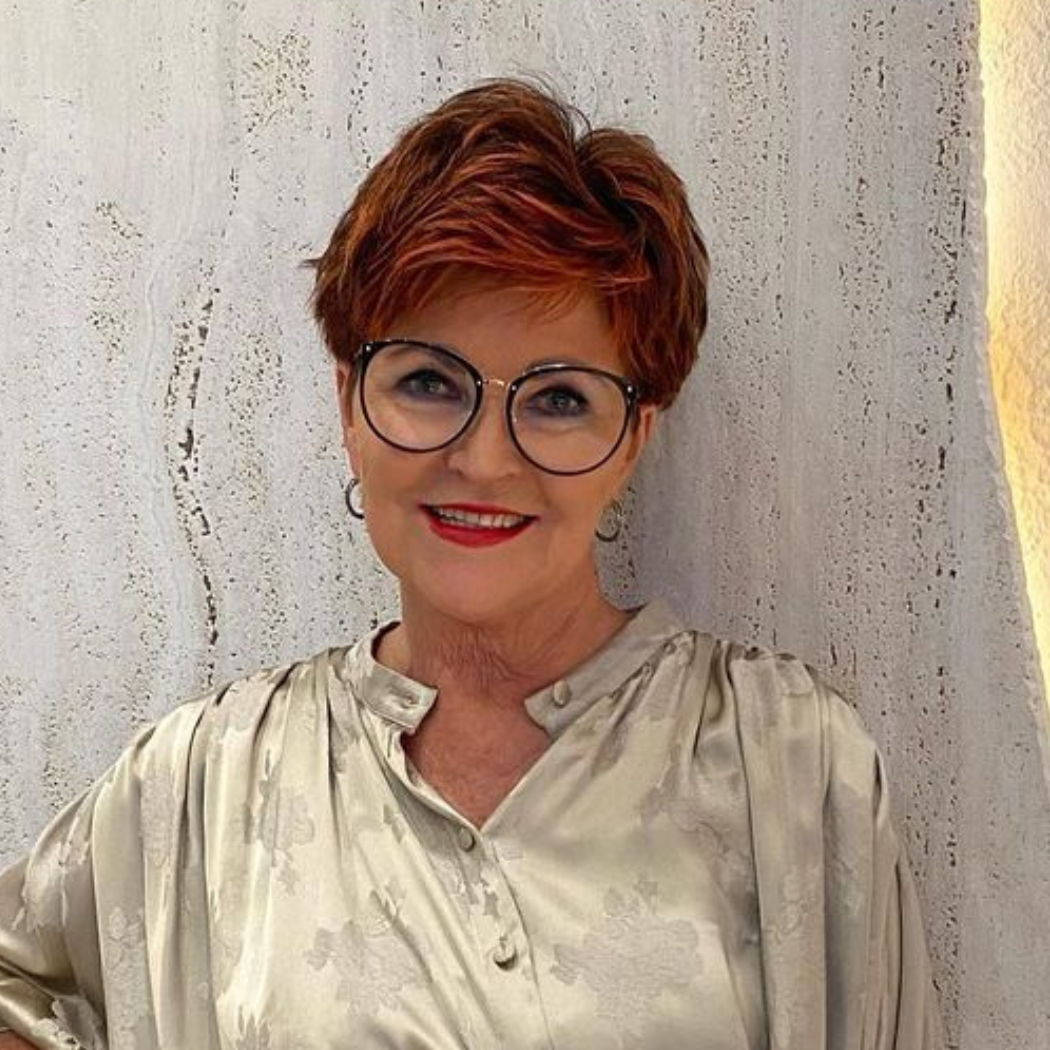 Te bluzki w stylu Kwaśniewskiej powinna mieć w szafie każda 50-latka. To klasa i styl